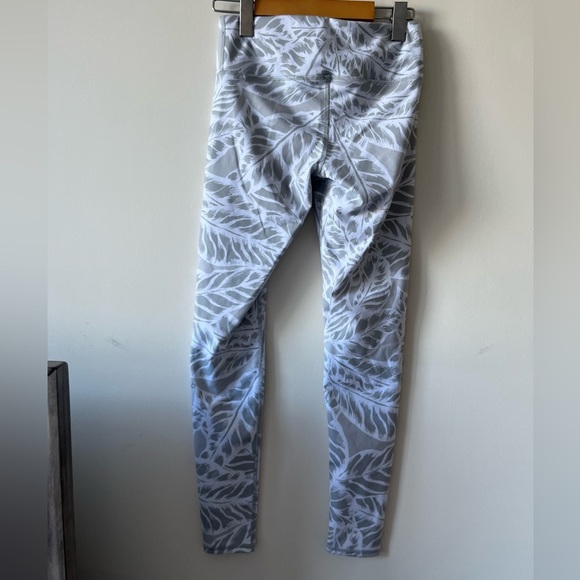 ALO Mid-rise Full length grey and white Palm Leaf Leggings - Picture 10 of 10